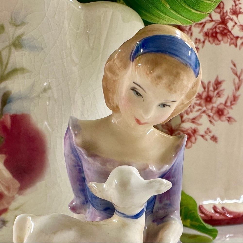 ROYAL DOULTON, HN2048, “MARY HAD A LITTLE LAMB”, 1949-1988. 3 1/2”TALL. - Picture 5 of 10